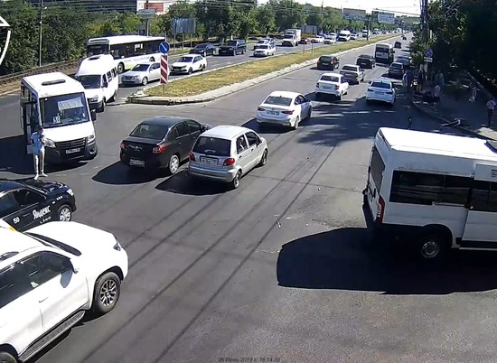 В Волгограде маршрутка не пропустила мотоцикл, есть один пострадавший